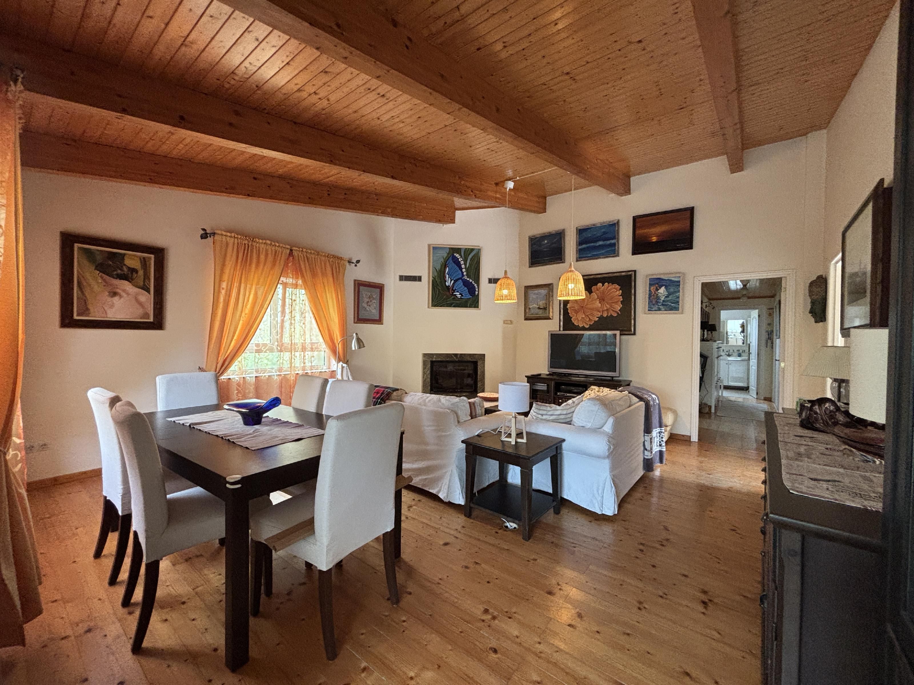 Sala d'estar de Casa o xalet en venda en El Catllar  amb Parquet i Piscina
