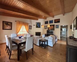 Sala d'estar de Casa o xalet en venda en El Catllar  amb Parquet i Piscina