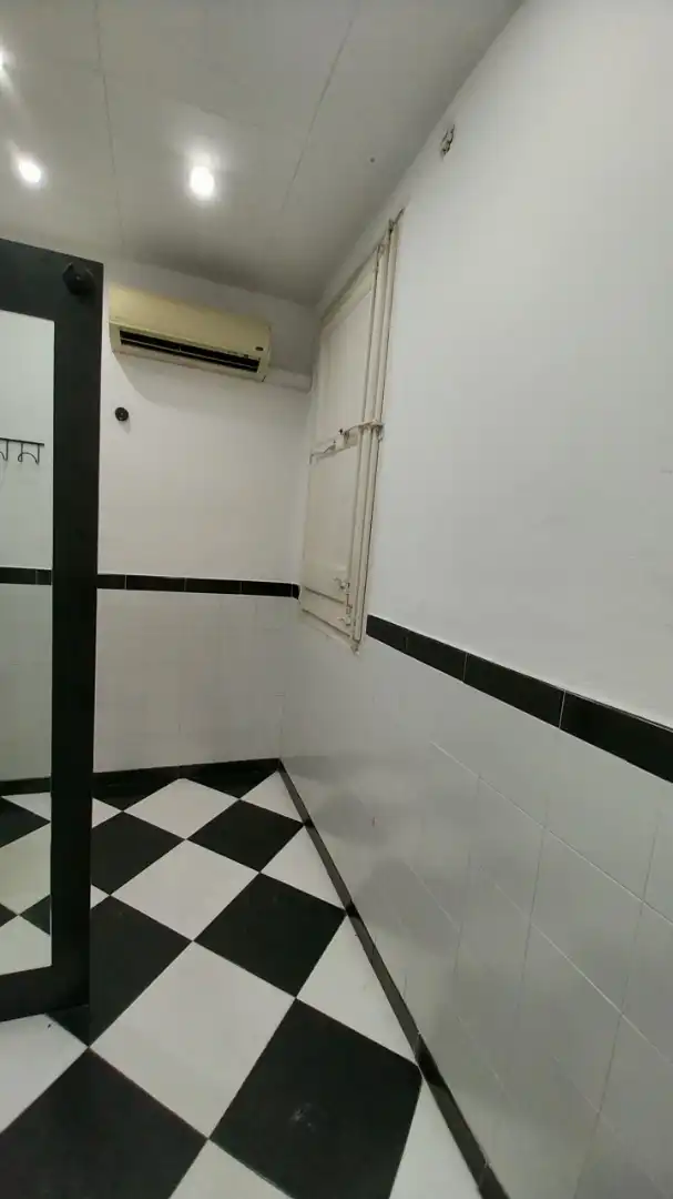 Badezimmer von Geschaftsraum zur Miete in Barcelona mit Klimaanlage und Heizung