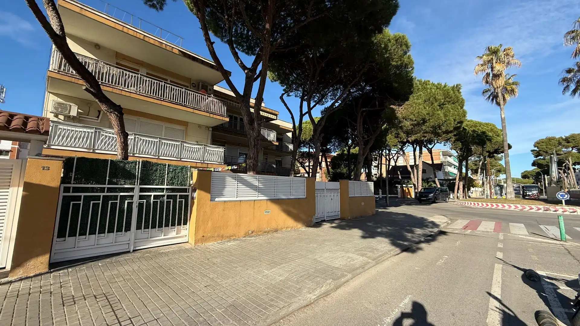 Außenansicht von Wohnungen zum Verkauf in Castelldefels mit Terrasse