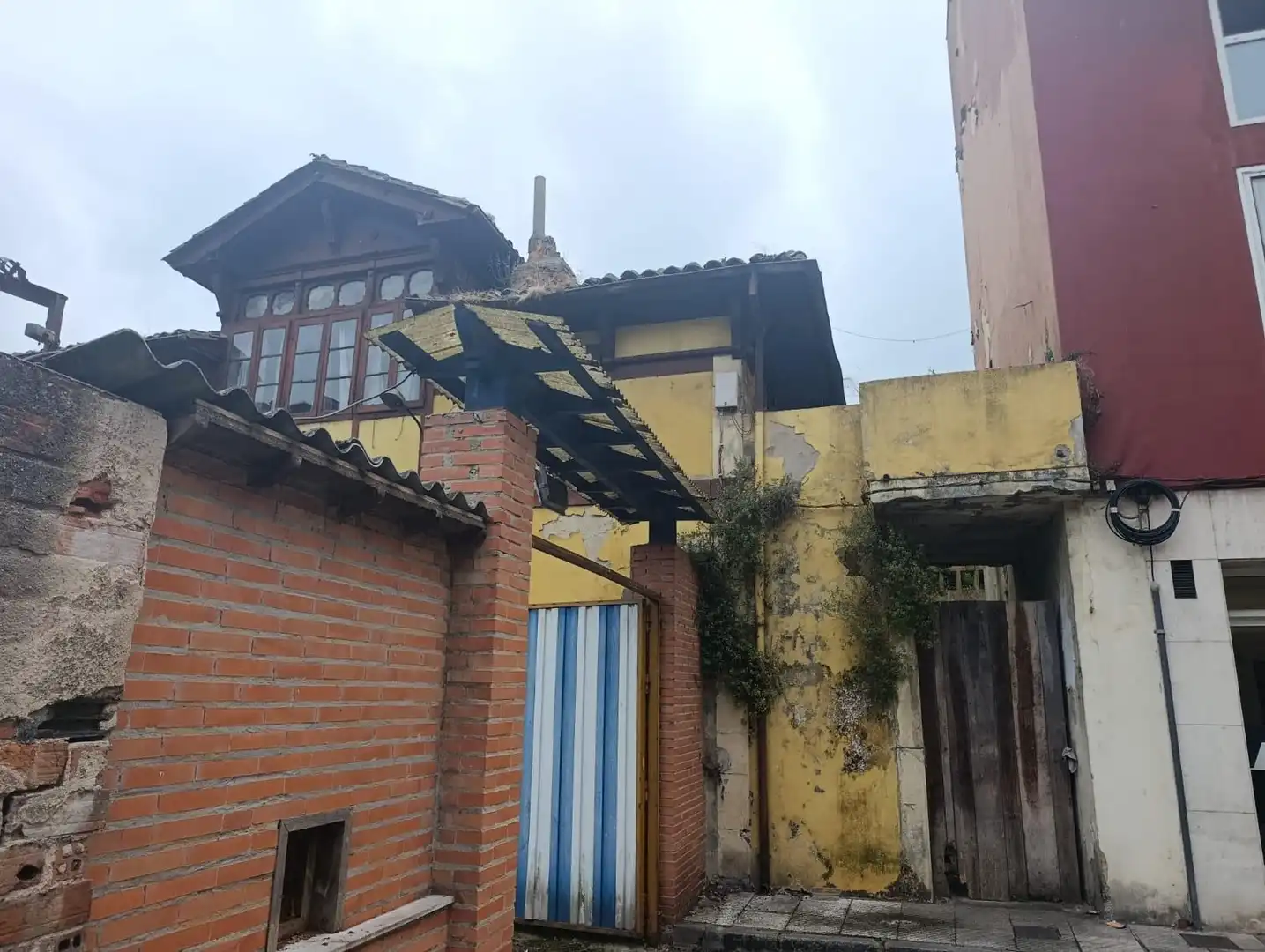 Vista exterior de Edifici en venda en Oviedo 