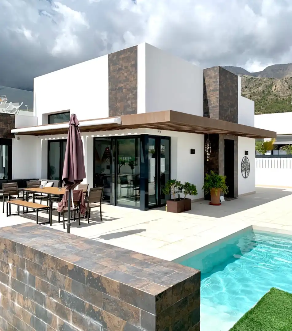 Chalet con piscina en venta en Casco urbano
