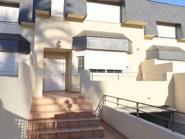 Terraced house with garden to rent in Rocafort