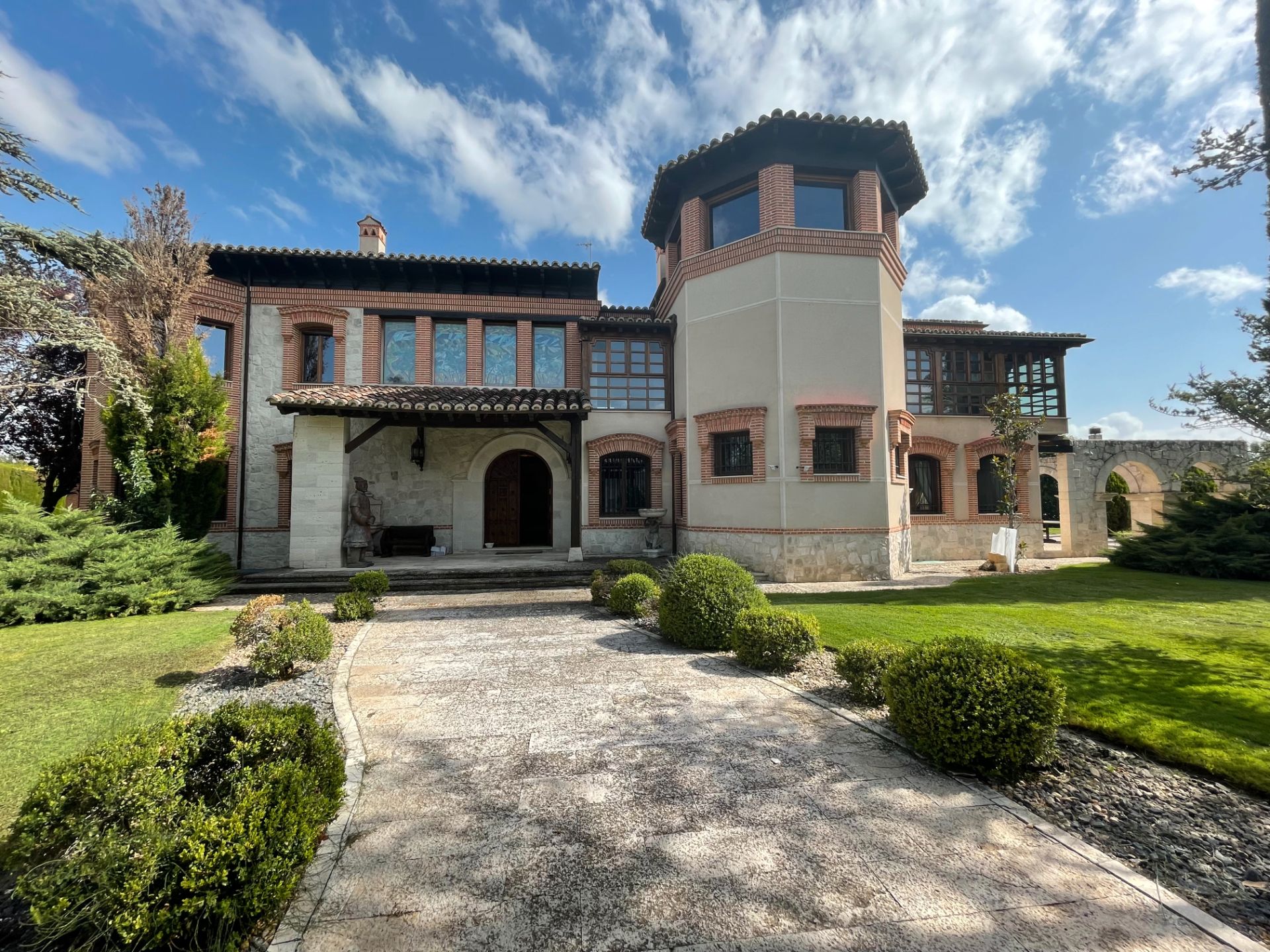 Vista exterior de Casa o xalet en venda en Valladolid Capital amb Aire condicionat, Calefacció i Jardí privat