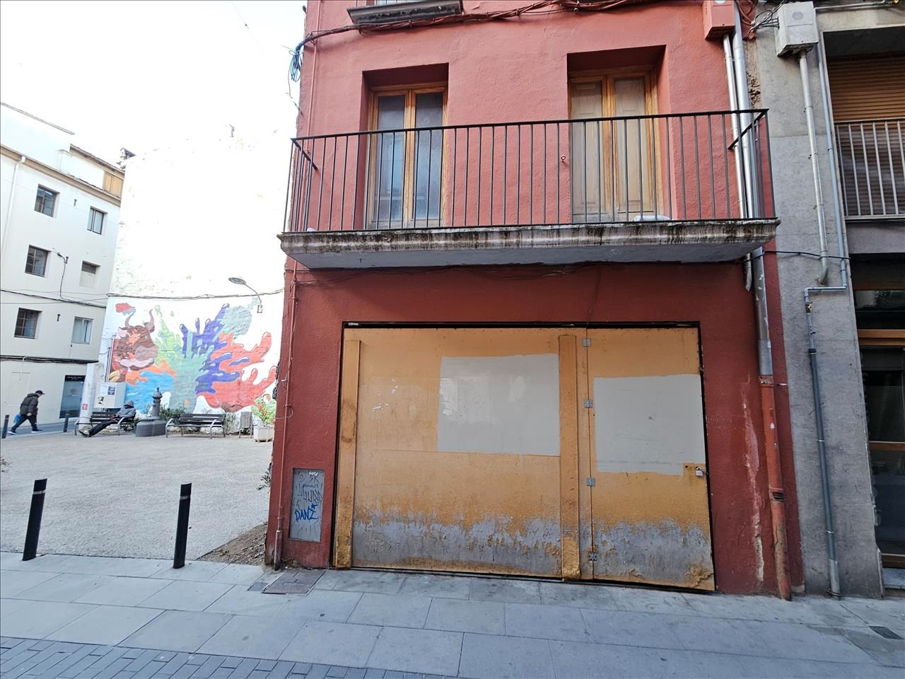 Vista exterior de Edifici en venda en Olot
