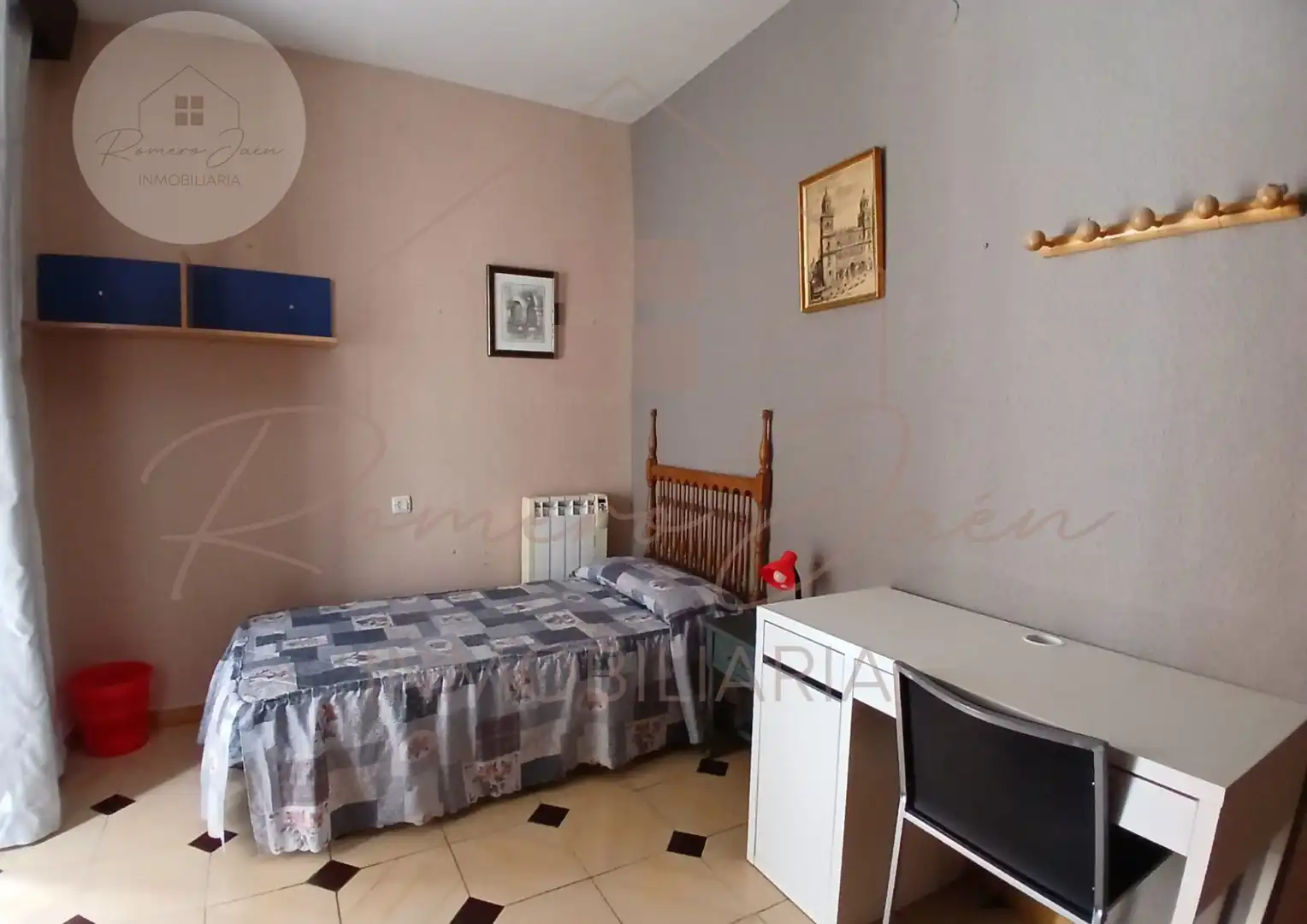 Dormitori de Casa o xalet en venda en Jaén amb Calefacció, Traster i Moblat