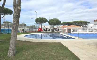 Schwimmbecken von Einfamilien-Reihenhaus zum verkauf in Chiclana de la Frontera mit Heizung, Privatgarten und Terrasse