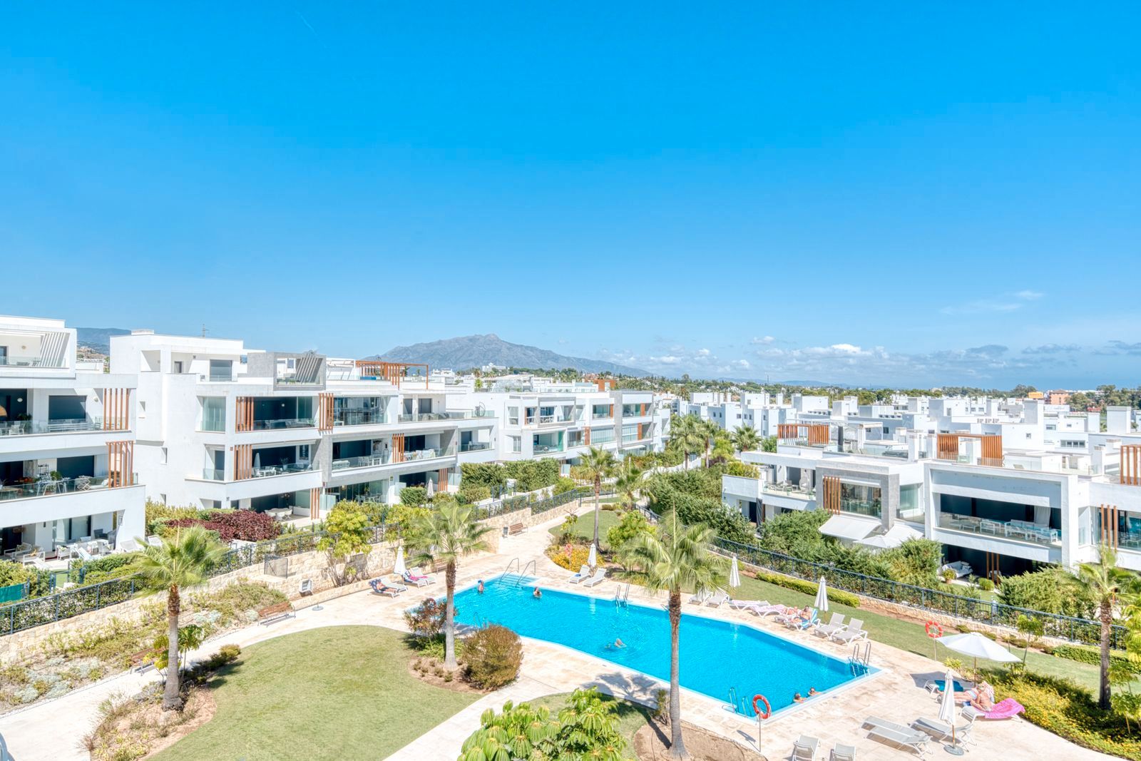 Vista exterior de Ático de alquiler en Estepona con Aire acondicionado, Terraza y Amueblado