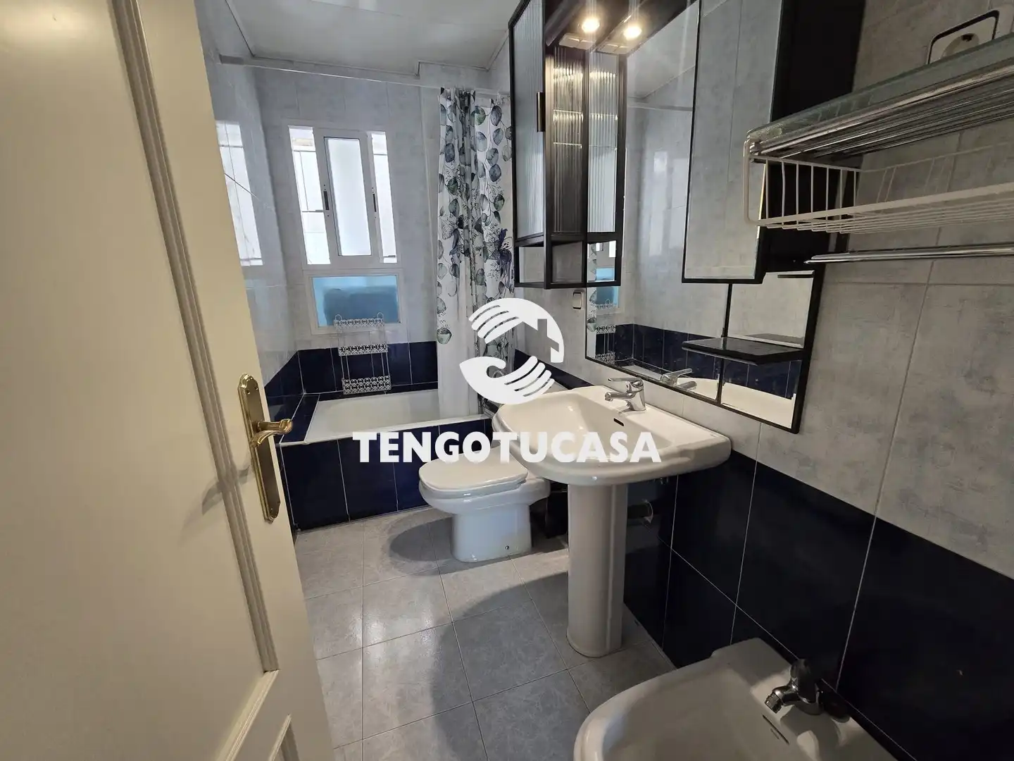Bathroom of Flat for sale in Madrid  with Air Conditioner, Heating and Parquet flooring