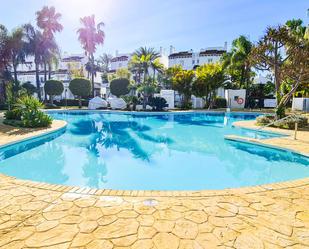 Piscina de Casa adosada en venda en Estepona amb Aire condicionat, Calefacció i Jardí privat