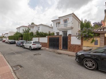 Xalet amb balcó en venda a Altos de la Zubia