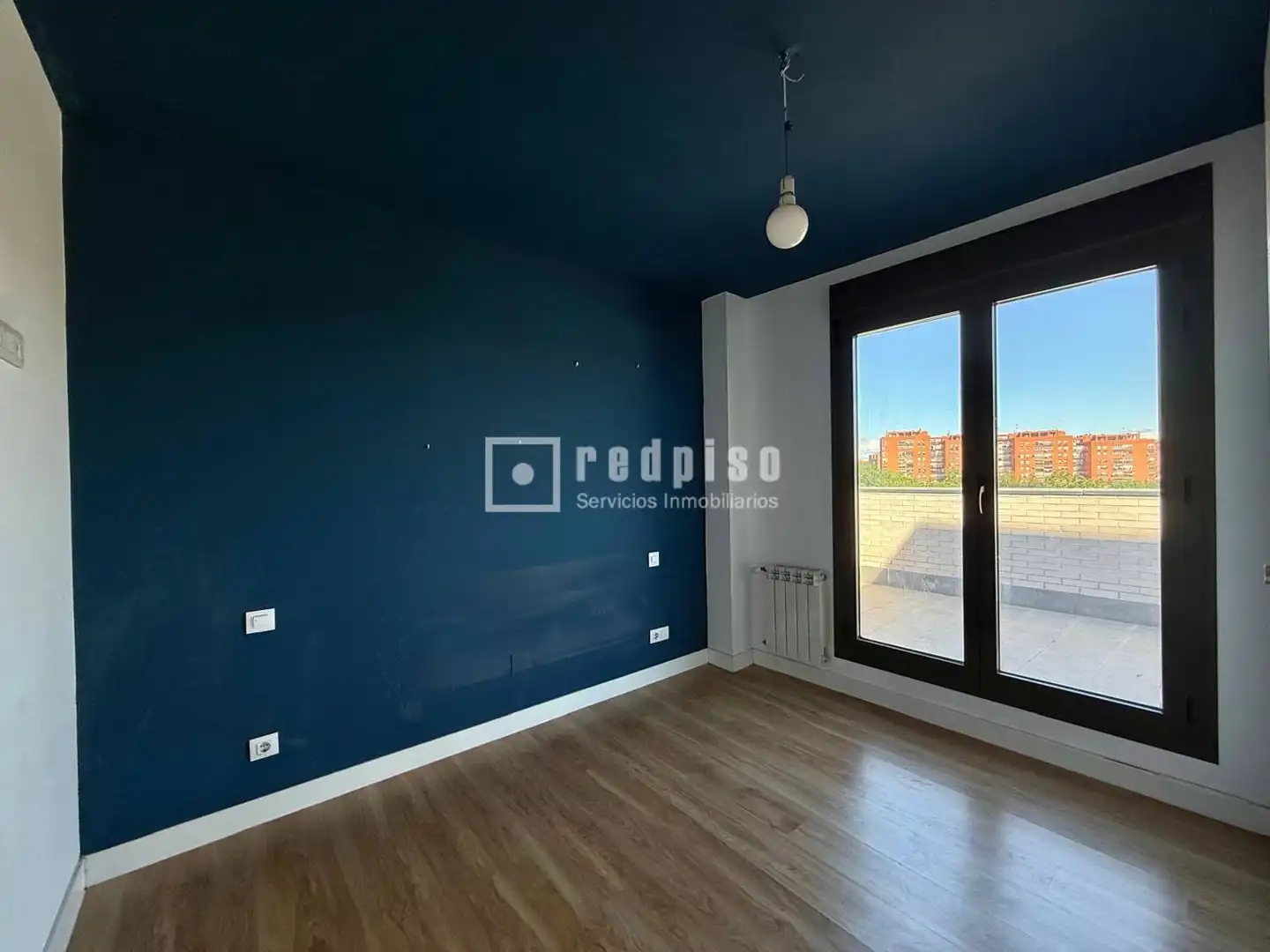 Schlafzimmer von Dachboden zur Miete in Madrid mit Heizung, Terrasse und Abstellraum