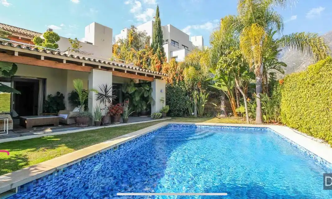 Vista exterior de Casa o xalet de lloguer en Marbella amb Aire condicionat, Jardí privat i Piscina