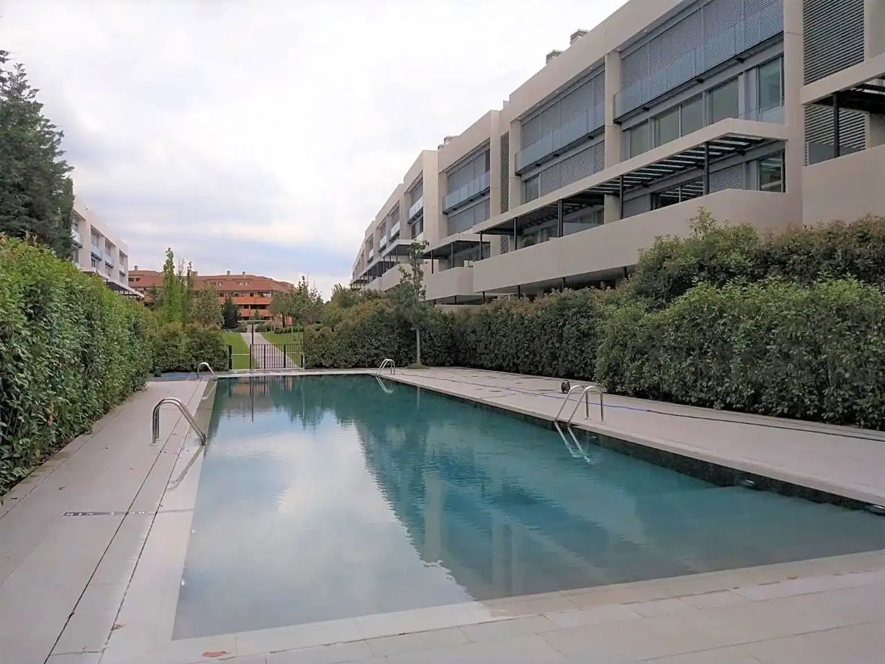 Piscina de Pis de lloguer en Madrid amb Aire condicionat, Calefacció i Terrassa