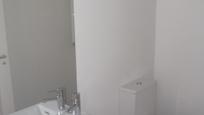 Bathroom of Flat for sale in  Madrid Capital  with Air Conditioner, Terrace and Swimming Pool