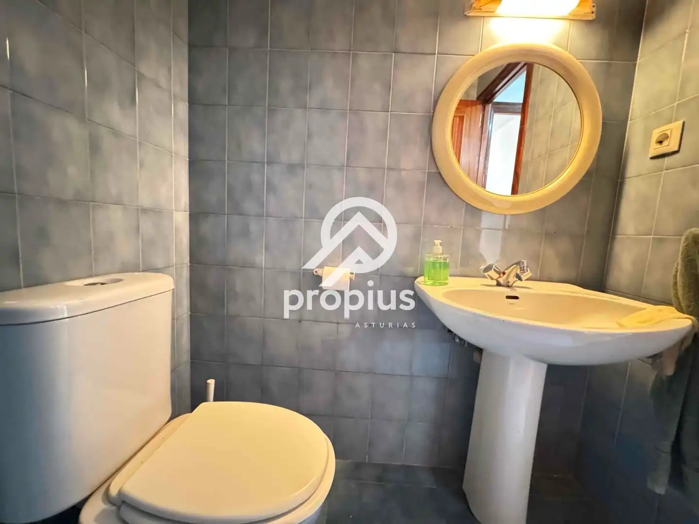 Baño de Piso en venta en Oviedo  con Calefacción, Parquet y Terraza