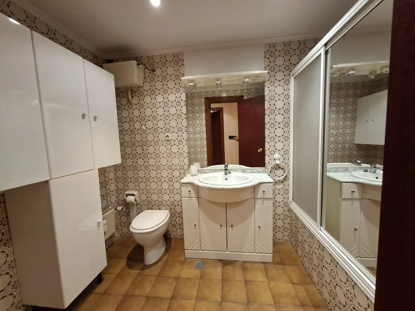 Baño de Piso en venta en Torrelavega  con Calefacción, Trastero y Balcón