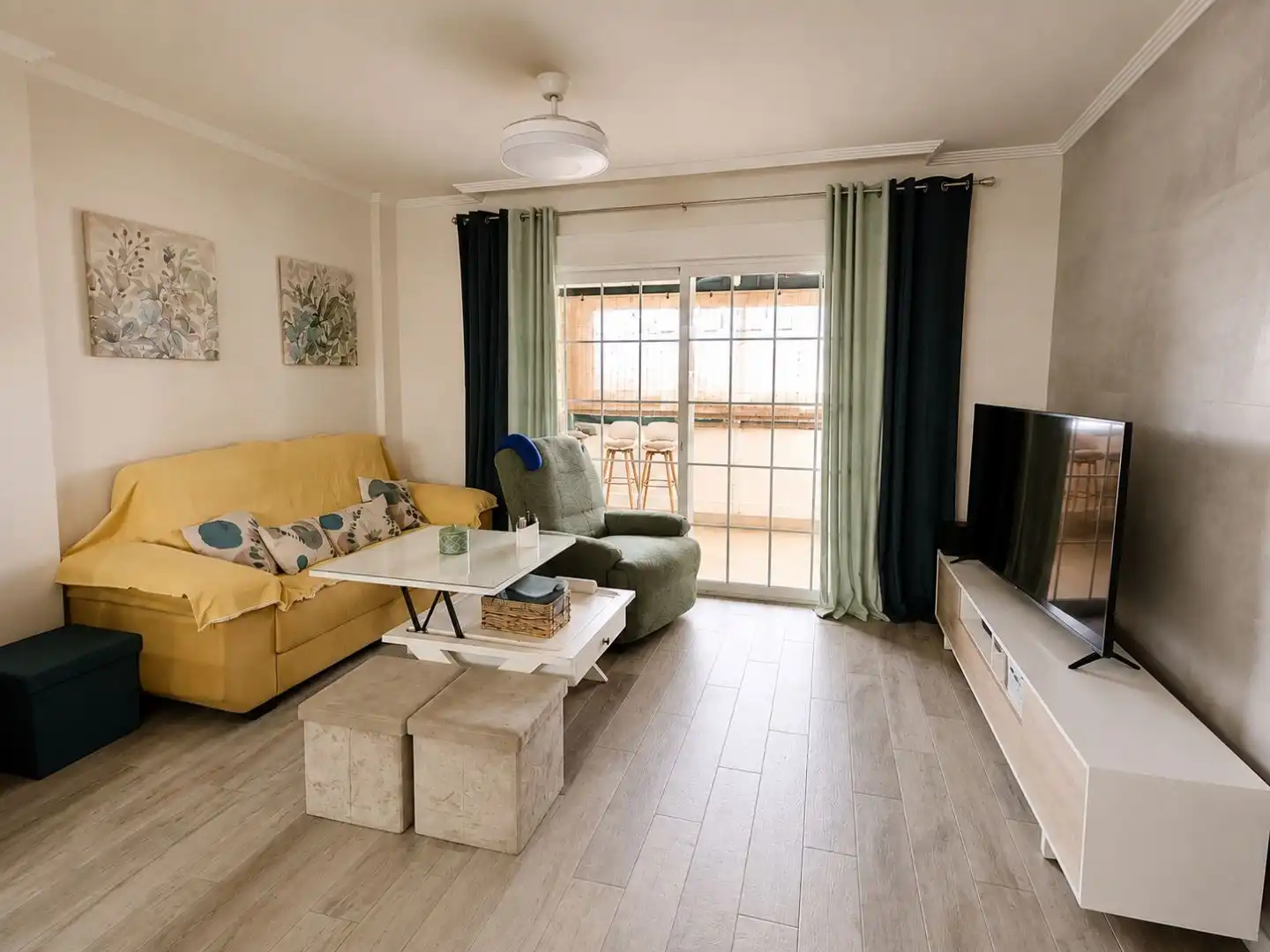 Sala de estar de Casa adosada en venta en Almuñécar con Aire acondicionado, Terraza y Balcón