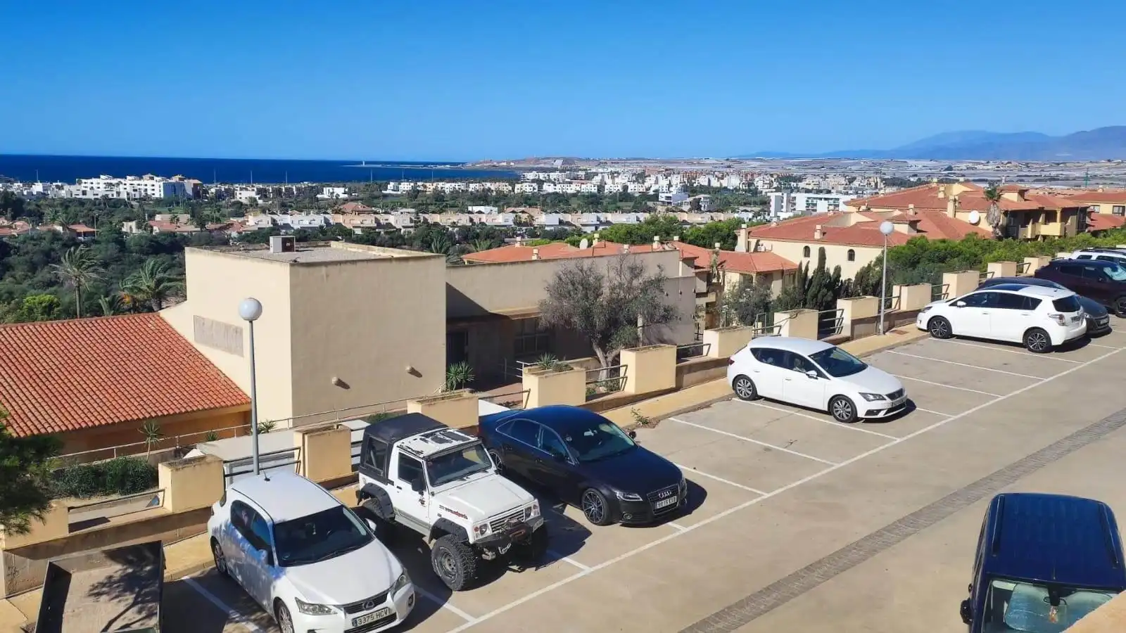 Aparcament de Apartament de lloguer en El Ejido amb Aire condicionat, Terrassa i Balcó