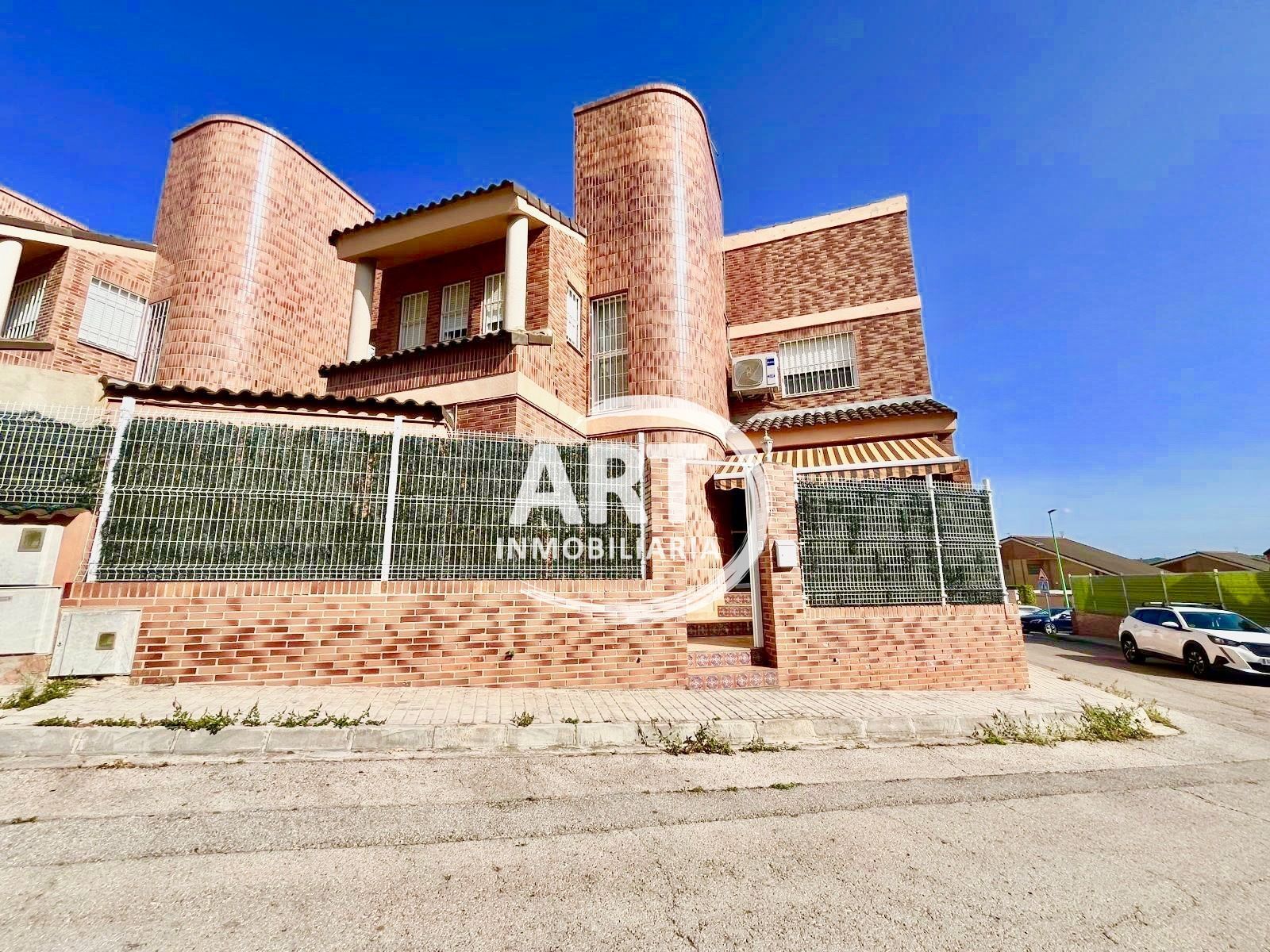 Vista exterior de Casa adosada en venda en Riba-roja de Túria amb Calefacció, Jardí privat i Terrassa