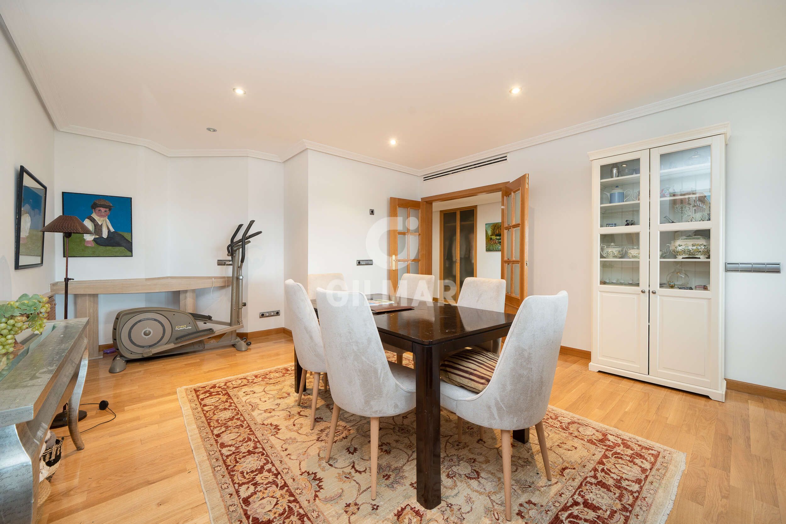 Comedor de Piso en venta en  Madrid Capital con Calefacción, Jardín privado y Trastero