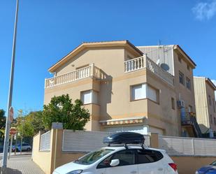 Vista exterior de Casa o xalet en venda en Vilanova i la Geltrú amb Aire condicionat, Calefacció i Jardí privat