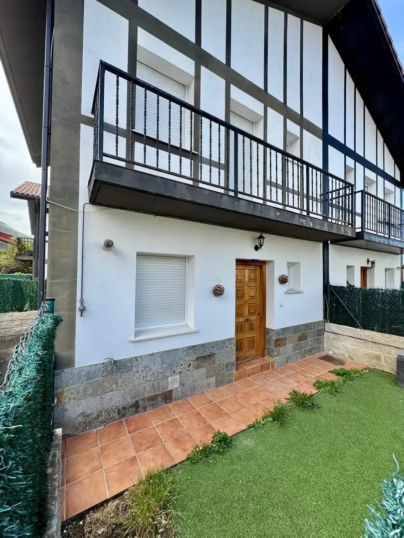 Vista exterior de Casa adosada en venta en Castro-Urdiales con Calefacción, Jardín privado y Terraza