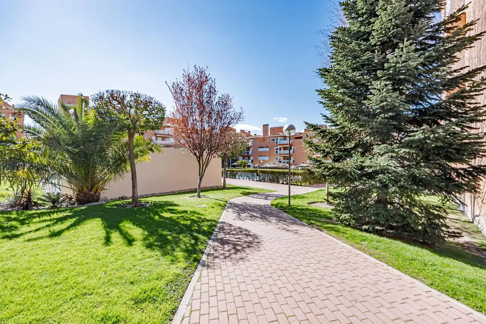 Außenansicht von Wohnung zur Miete in Las Rozas de Madrid mit Klimaanlage, Heizung und Privatgarten