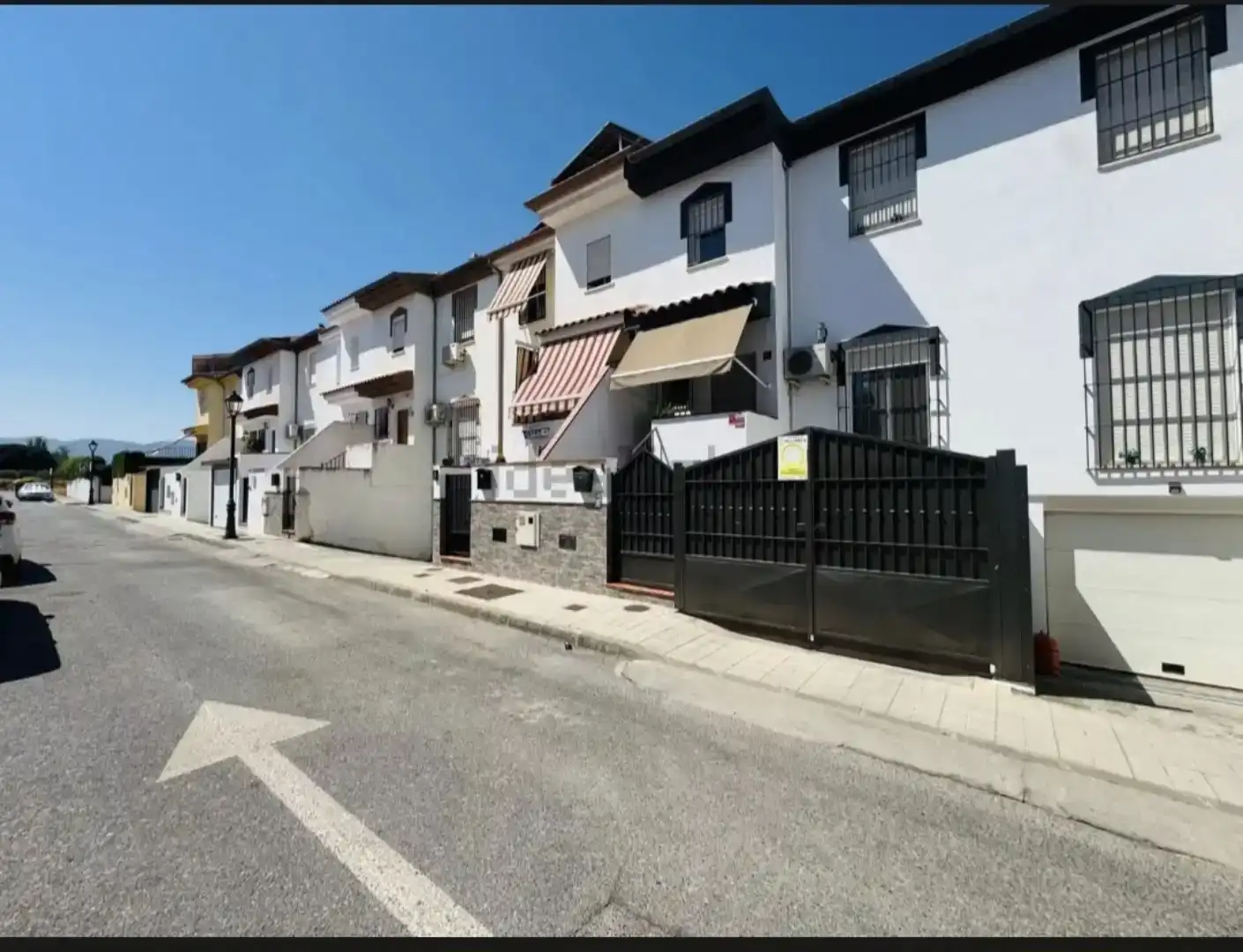 Vista exterior de Casa adosada en venda en Ogíjares amb Aire condicionat