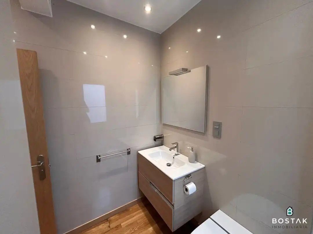 Baño de Piso de alquiler en Bilbao  con Calefacción, Horno y Lavadora