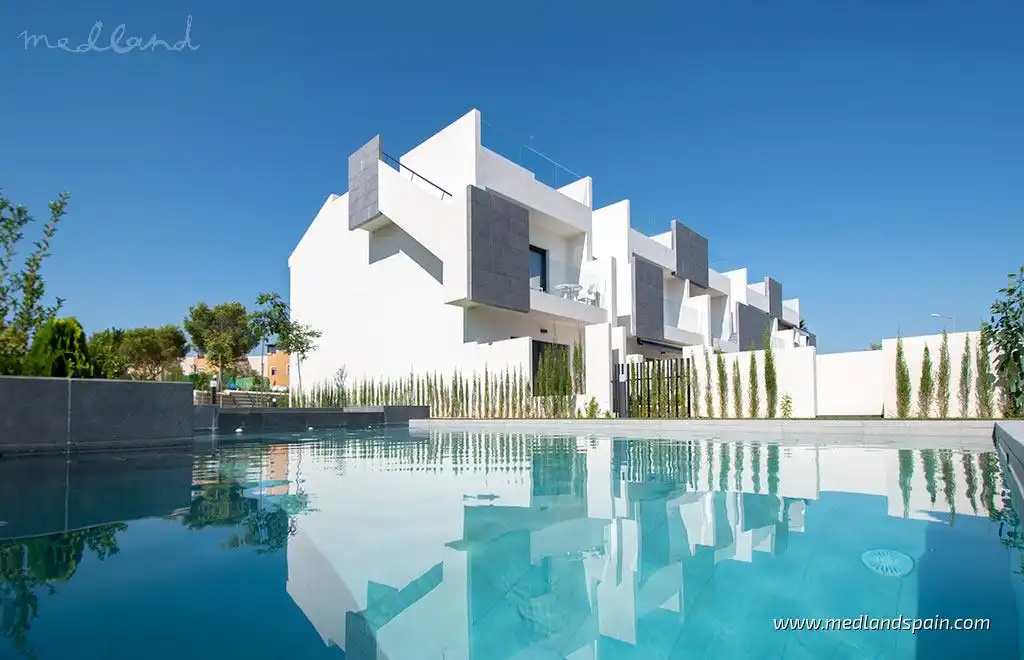 Vista exterior de Apartamento en venta en Torrevieja con Jardín privado, Terraza y Piscina comunitaria