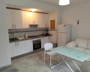 Cuina de Apartament de lloguer en Mairena del Aljarafe amb Aire condicionat, Terrassa i Moblat