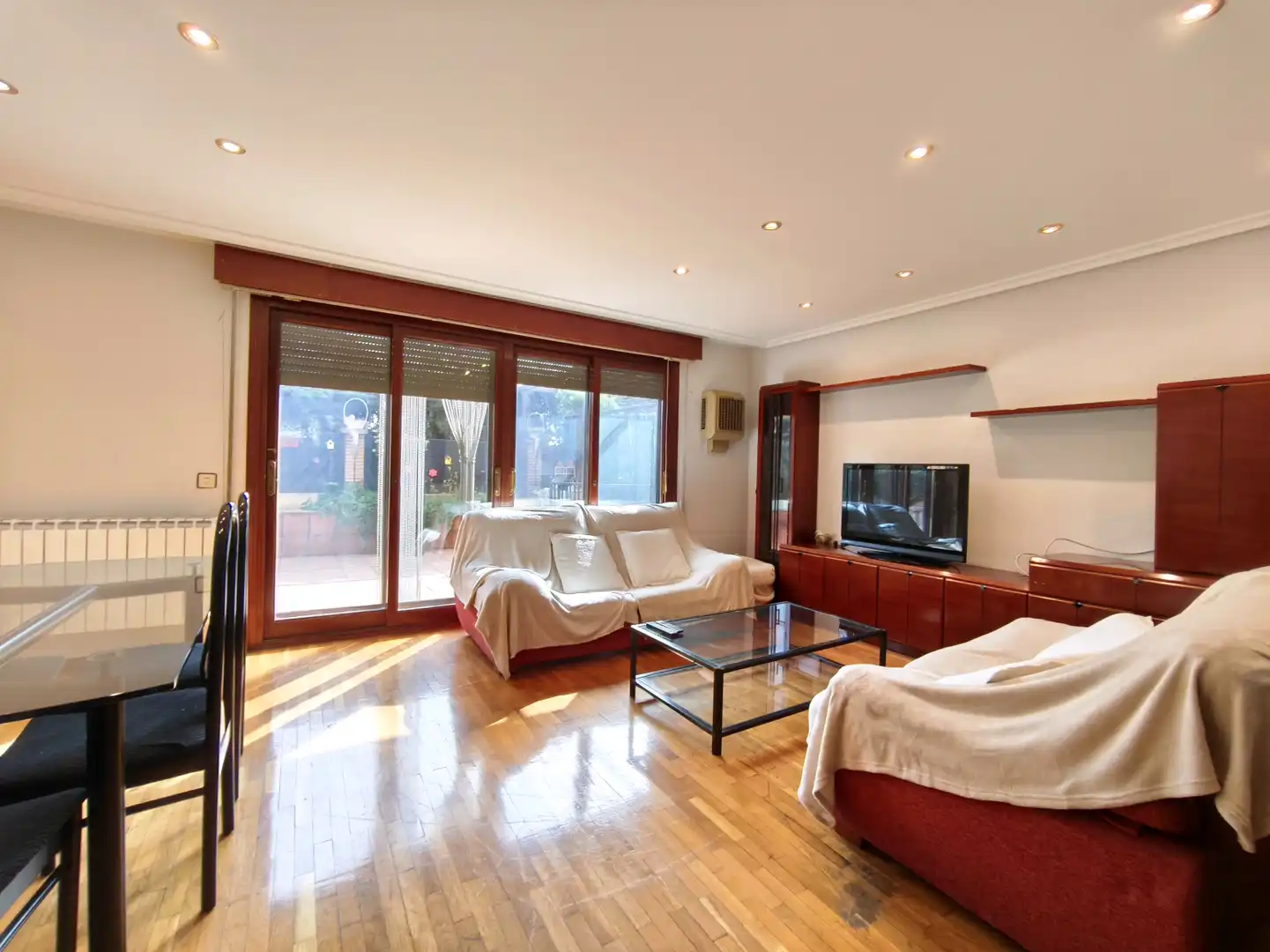 Sala d'estar de Casa o xalet en venda en  Logroño amb Calefacció, Jardí privat i Parquet