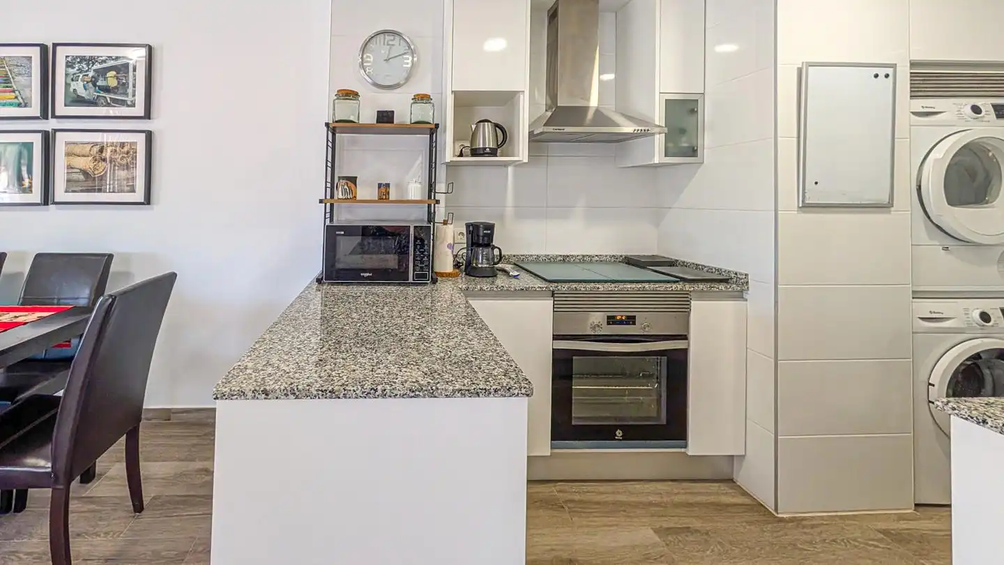 Küche von Wohnung zum Verkauf in Santa Pola mit Klimaanlage, Terrasse und Möbliert
