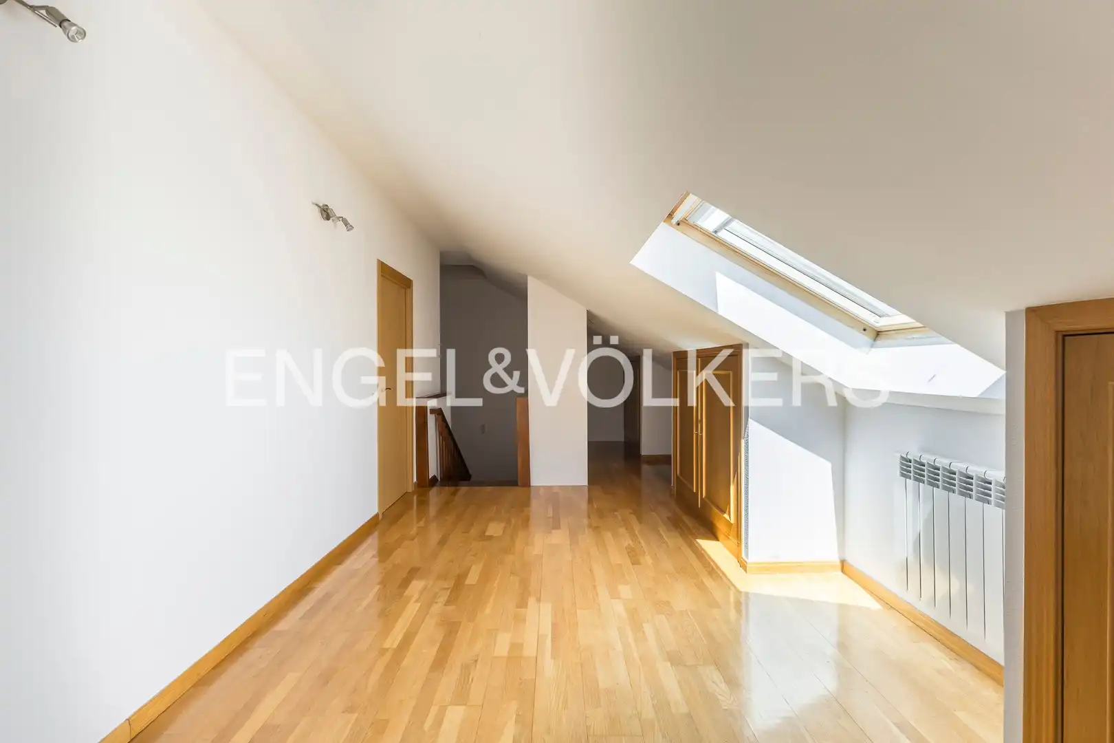 Wohnzimmer von Einfamilien-Reihenhaus zum Verkauf in Villanueva del Pardillo mit Klimaanlage, Heizung und Privatgarten