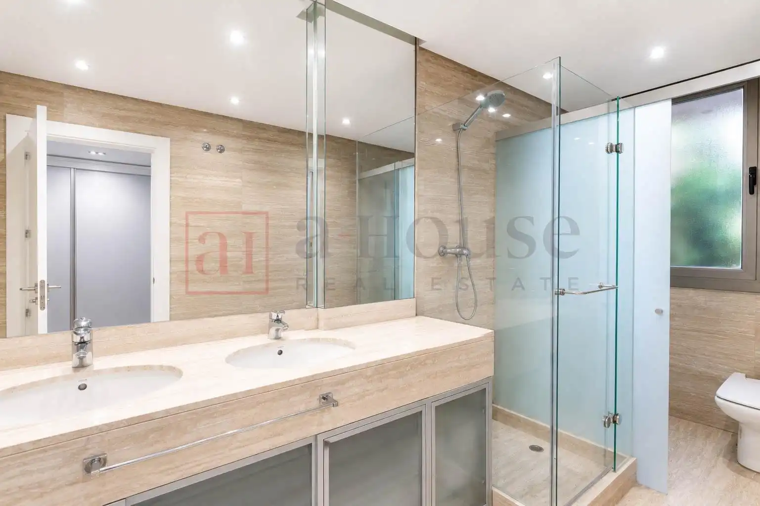 Baño de Planta baja en venta en Madrid con Aire acondicionado, Calefacción y Jardín privado