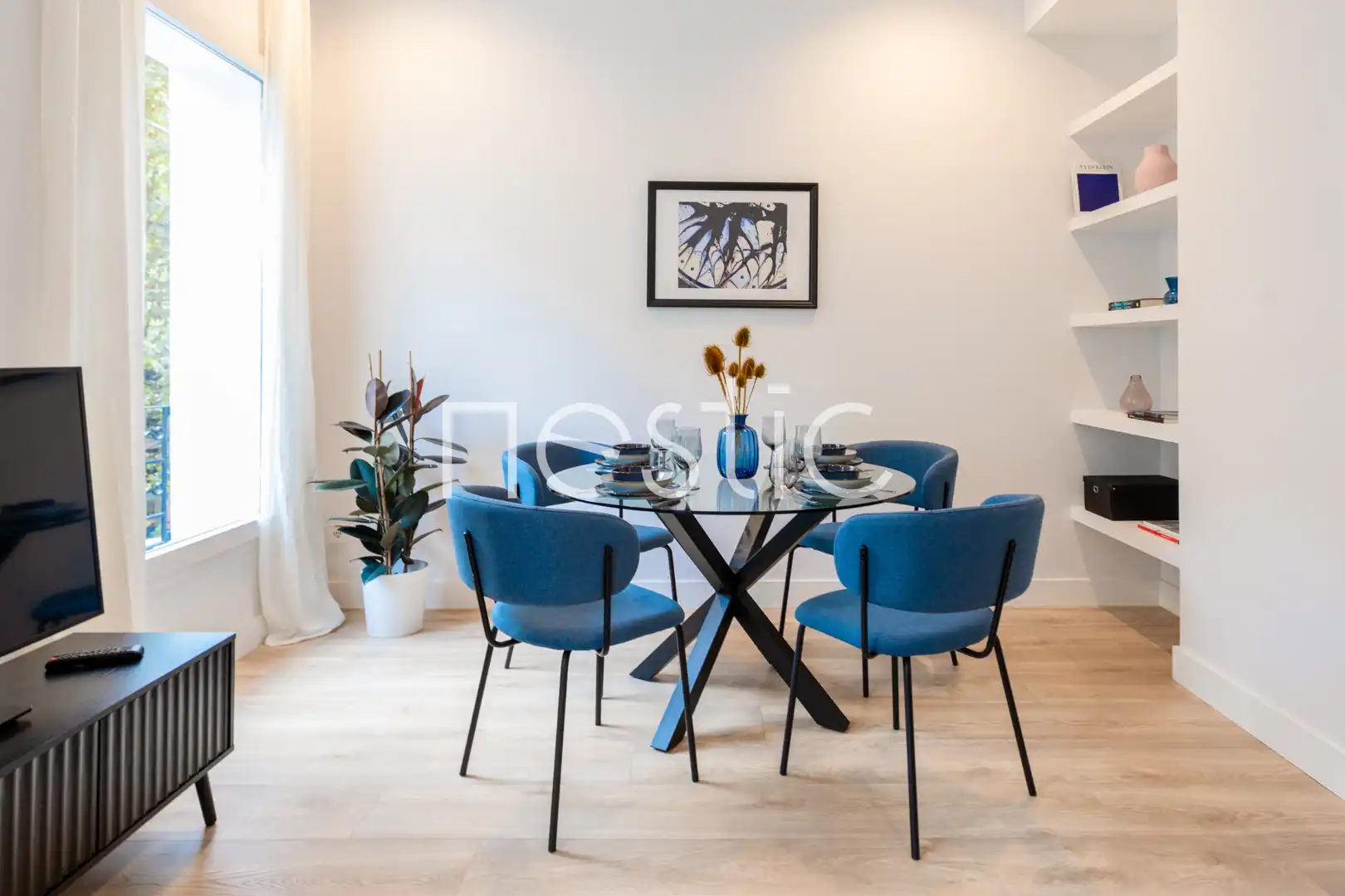 Menjador de Apartament de lloguer en Madrid amb Aire condicionat, Calefacció i Moblat