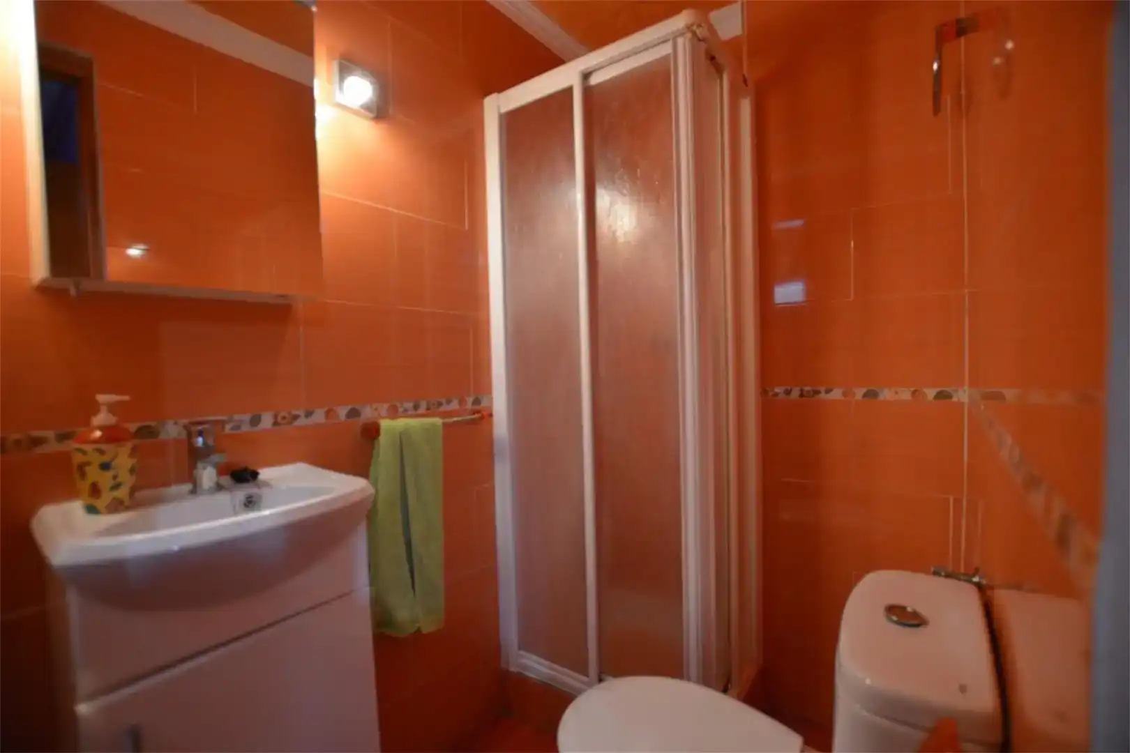 Badezimmer von Einfamilien-Reihenhaus zum Verkauf in Nerja mit Klimaanlage und Balkon