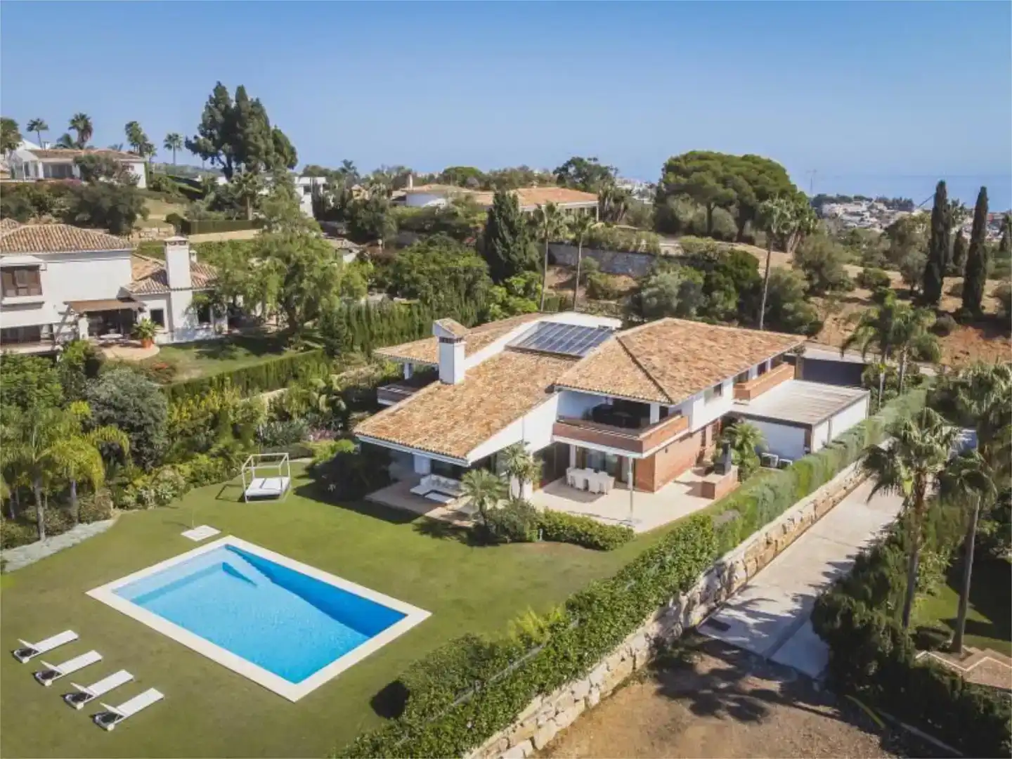 Vista exterior de Casa o xalet en venda en Marbella amb Aire condicionat, Piscina i Balcó