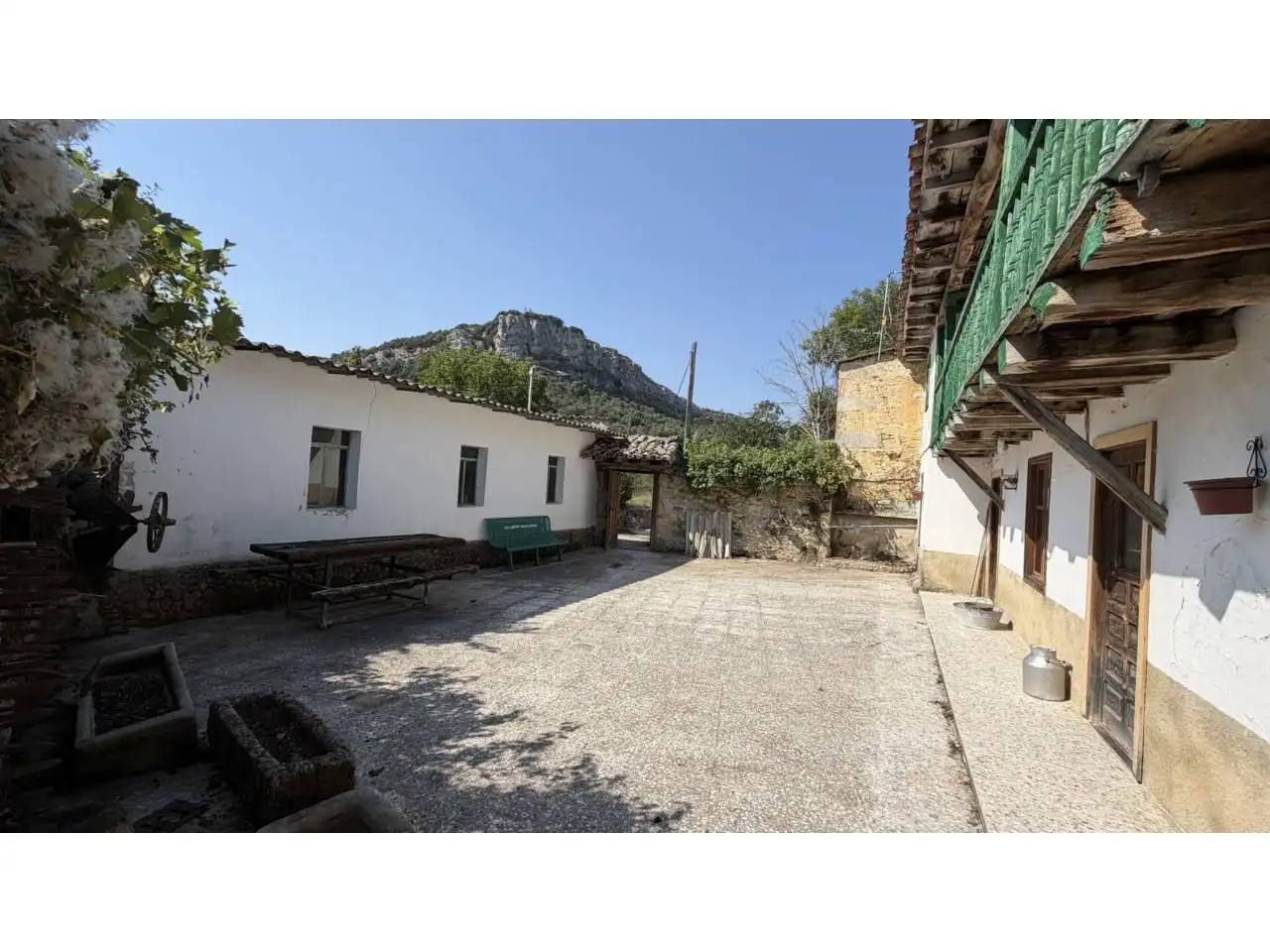 Vista exterior de Casa o xalet en venda en Merindad de Sotoscueva amb Jardí privat i Terrassa
