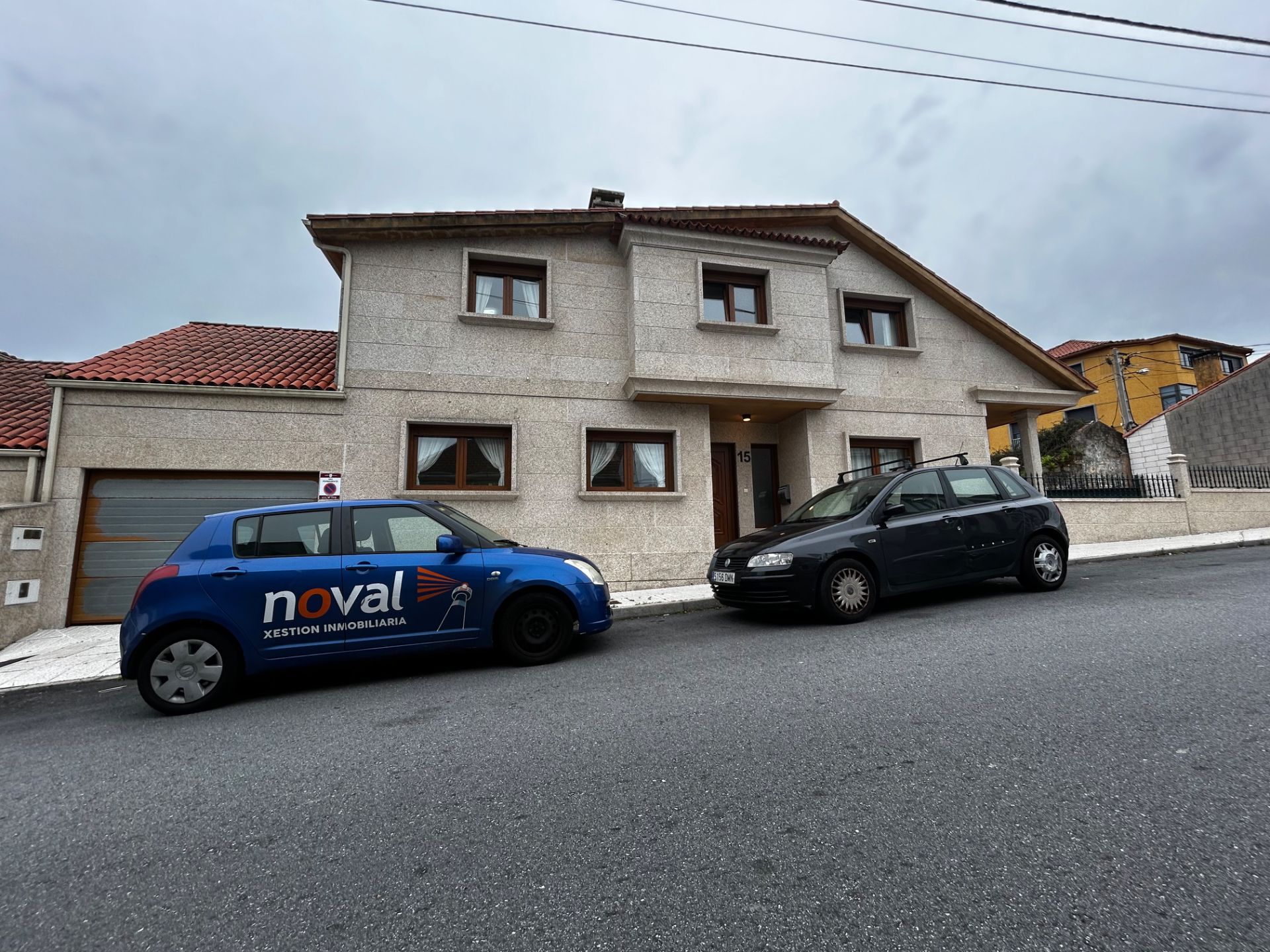 Vista exterior de Casa o xalet en venda en Vilagarcía de Arousa amb Calefacció, Jardí privat i Parquet