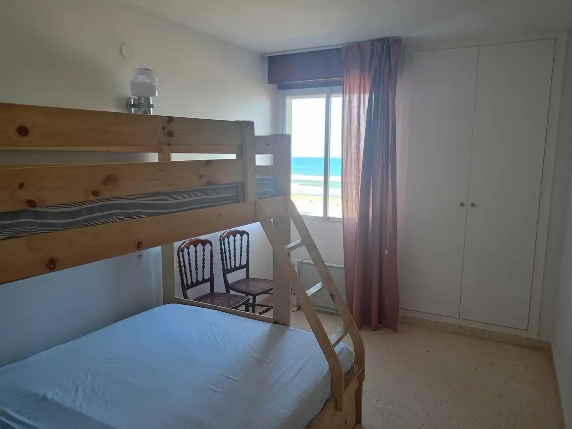 Dormitori de Apartament de lloguer en Gandia amb Aire condicionat, Terrassa i Moblat