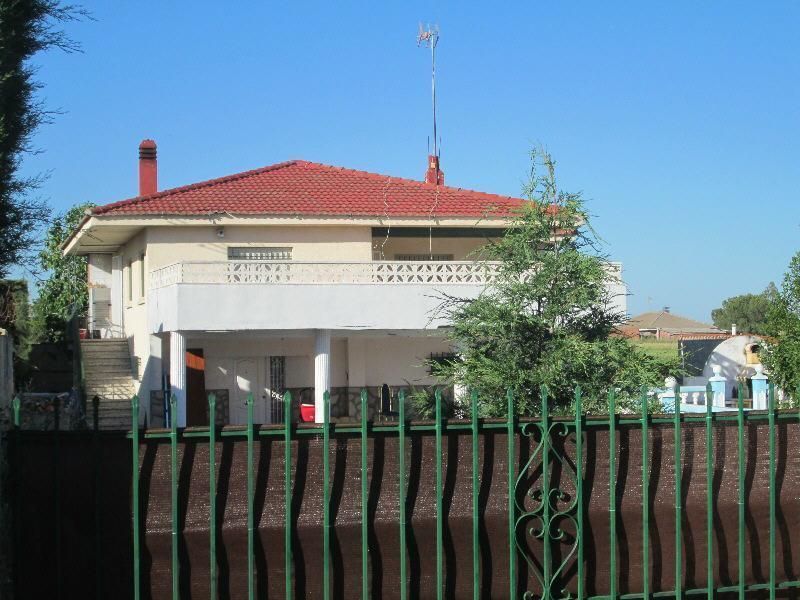 Vista exterior de Casa o xalet en venda en Yuncler amb Calefacció, Jardí privat i Terrassa