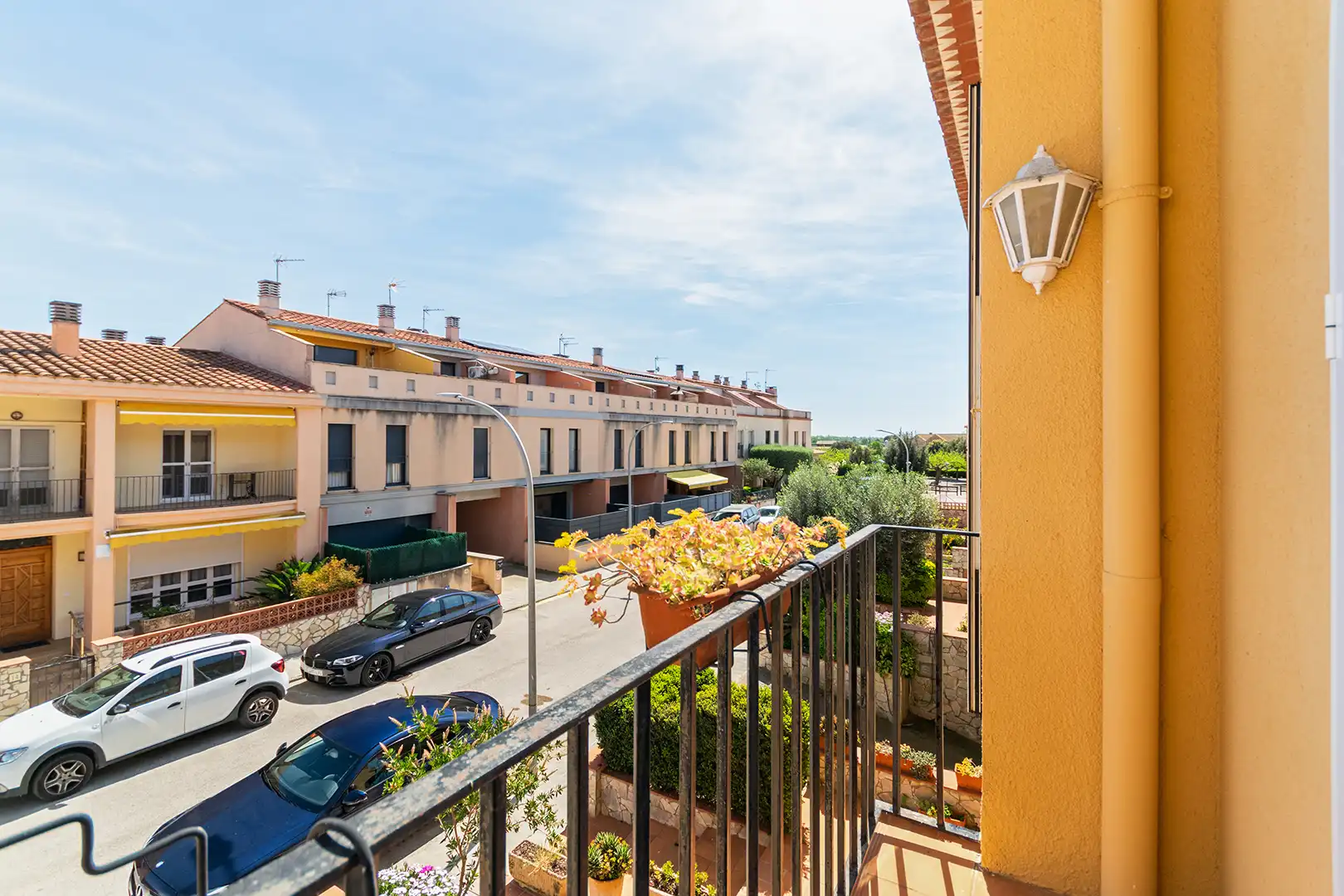 Vista exterior de Casa adosada en venda en Peralada amb Calefacció, Jardí privat i Terrassa