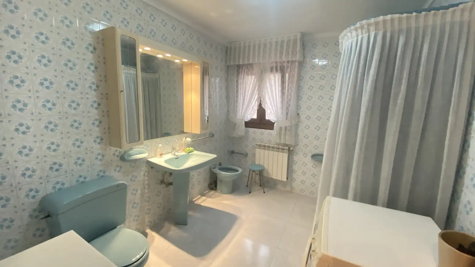 Badezimmer von Einfamilien-Reihenhaus zum Verkauf in Voto mit Heizung, Privatgarten und Terrasse