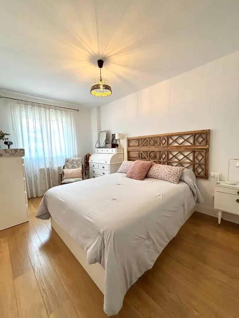 Schlafzimmer von Wohnung zum Verkauf in Plasencia mit Klimaanlage, Heizung und Parkett