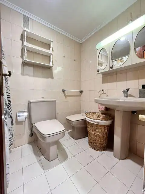 Baño de Apartamento de alquiler en Gijón  con Aire acondicionado, Calefacción y Amueblado