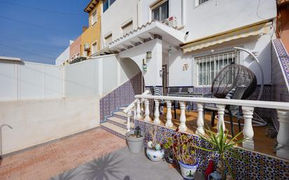 Vista exterior de Casa o xalet en venda en Torrevieja amb Aire condicionat, Jardí privat i Terrassa