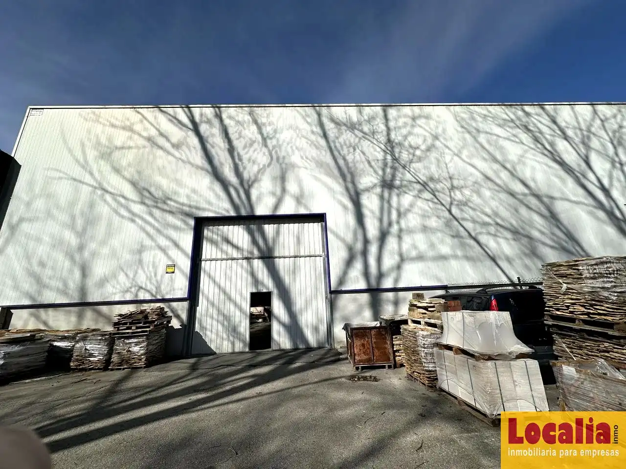 Außenansicht von Fabrikhallen zur Miete in Los Corrales de Buelna 