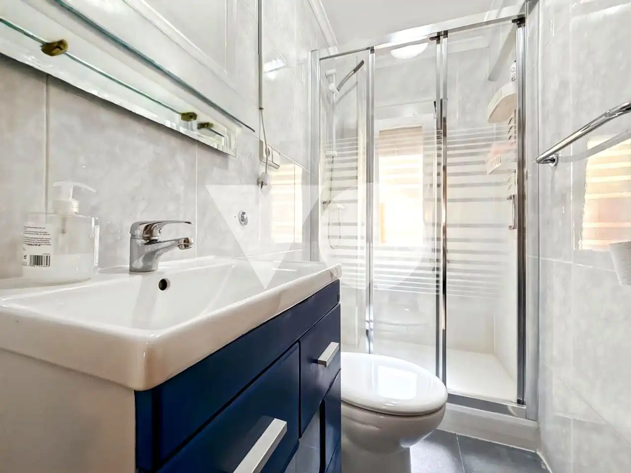 Badezimmer von Wohnung zum Verkauf in Madrid mit Klimaanlage und Heizung